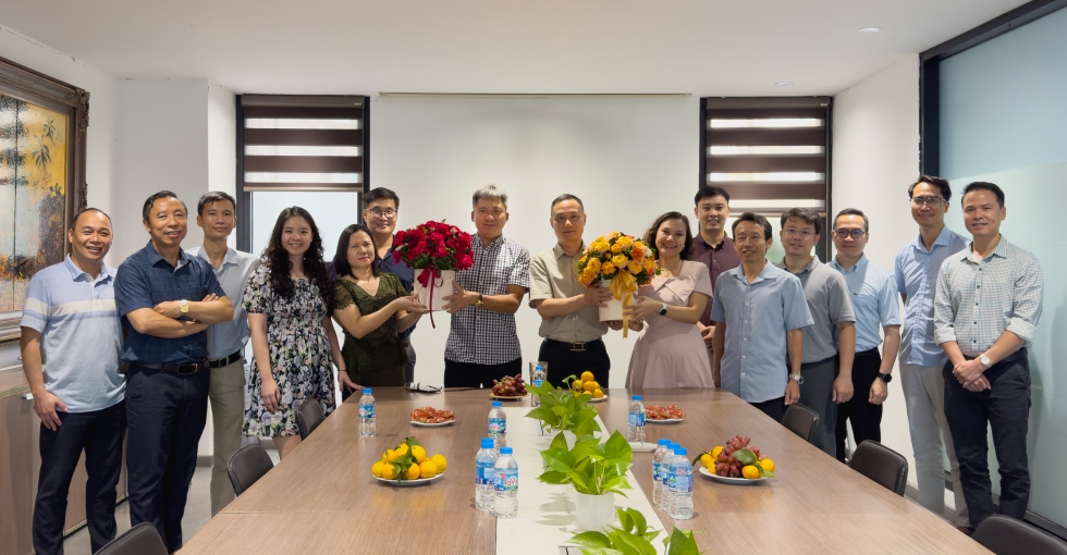 Tập thể cán bộ nhân viên và Ban Lãnh đạo TECOTEC Group rạng rỡ ghi lại khoảnh khắc kỷ niệm sáng 13/10/2026.